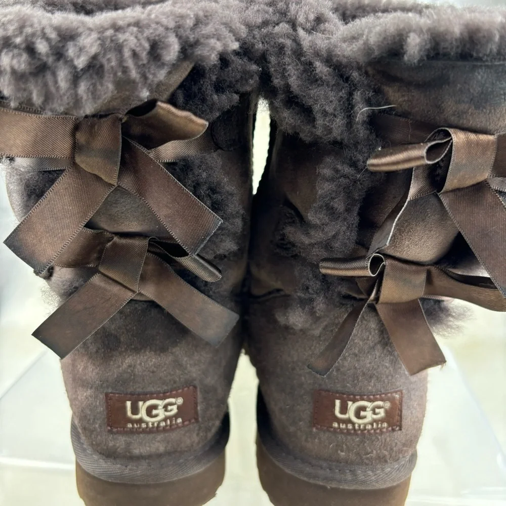 UGG WINTER DOBLE BOWS BOOTS SIZE 8 WOMAN